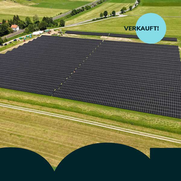 Ein Solarpark auf der Vogelperspektive mit der Info: verkauft.