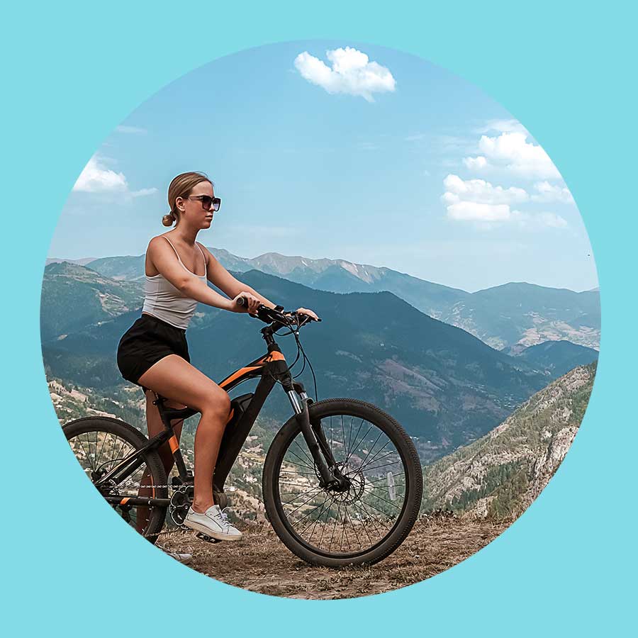 Eine Frau auf dem Fahrrad.