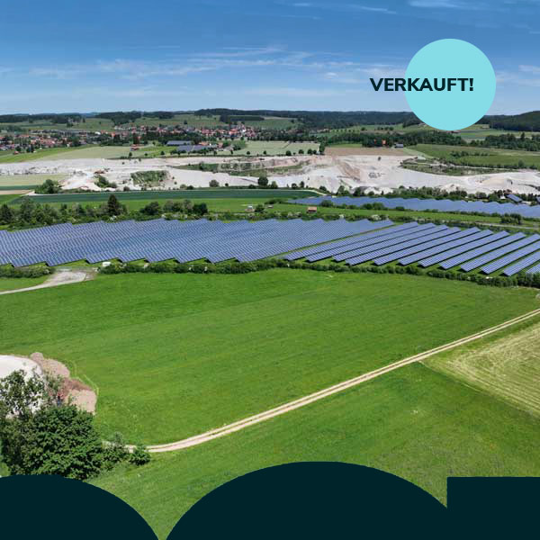 Ein Solarpark aus der Vogelperspektive mit einem bestehenden Solarpark im Hintergrund.